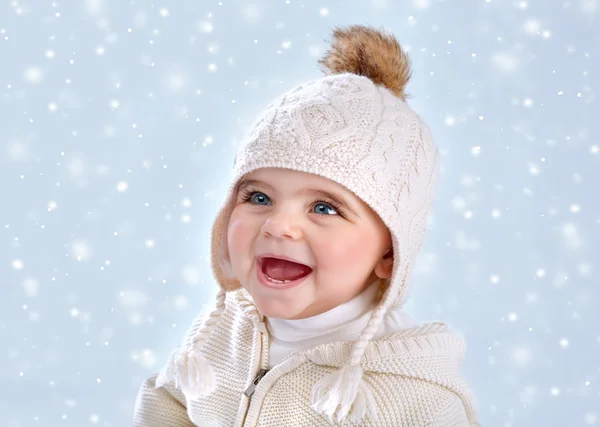 Portrait de mignon petit bébé fille porter chaud élégant chapeau isolé sur fond neigeux bleu, neige, hiver, notion d&#39;enfant heureux — Image de ... - depositphotos_39933689-Wintertime-baby-fashion