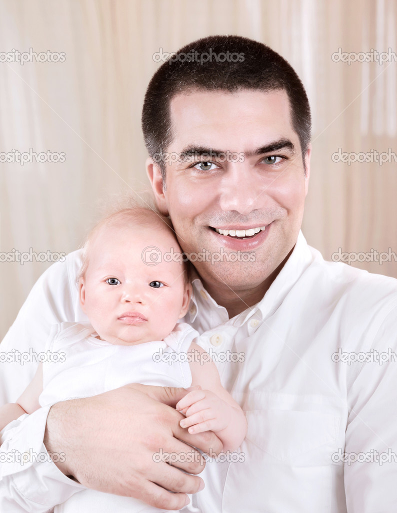 neşeli genç portresi portre sevimli sevmek yenidoğan çocuk, mutlu babalık, sevgi ve mutluluk kavramı baba — Fotoğraf sahibi AnnaOmelchenko - depositphotos_41720453-Happy-father-with-baby