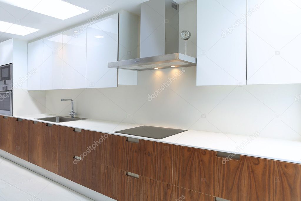 Werkelijke moderne keuken in wit en walnut wood — stockfoto ...