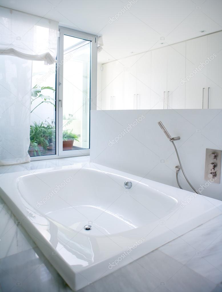 Moderna vita huset badrum badkar med courtyard takfönster ...