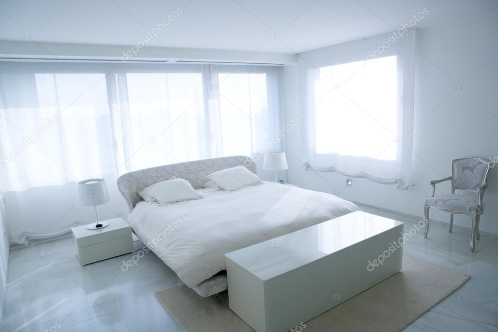 Moderne weiße haus schlafzimmer mit marmorboden stockfoto