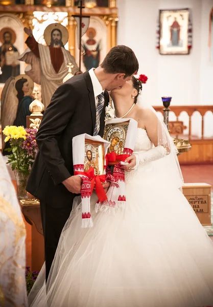 Married couple kissing in orthodox church — Stock Photo #33130019
