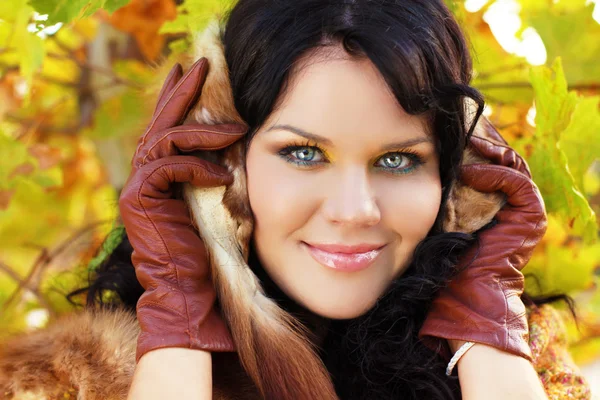 Beautiful brunette Girl face. lady smiling outdoor portrait. Per — Stock Photo #12566153