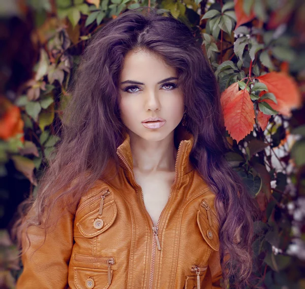 Femme dautomne avec les feuilles jaunes coiffure. automne. maquillage papier