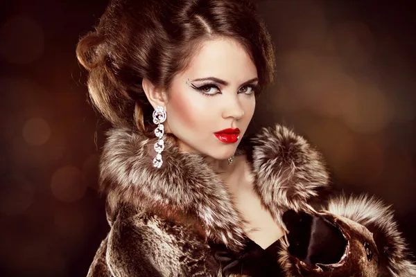 Luxury girl. Beautiful Woman wearing in Luxury Fur Coat. Jewelry