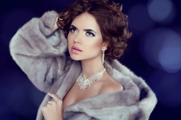 Winter Beauty Woman in Luxury Mink Fur Coat.