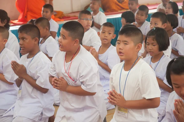 也拉府,泰国 - 8月15日:youg佛教男生祈祷BU - 