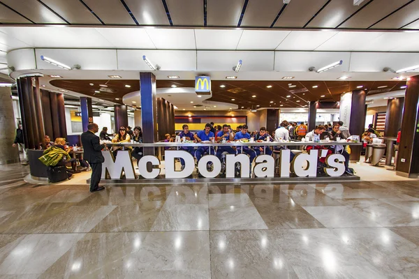 客户在马德里机场在麦当劳吃饭 - 图库社论照片
