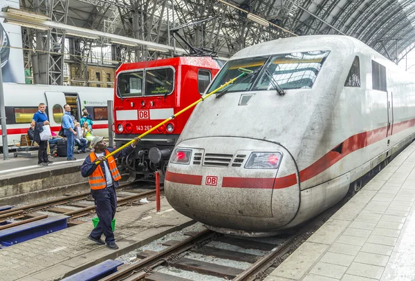 worker cleans the front windshield of a highspeed train — Stock Photo #31892779