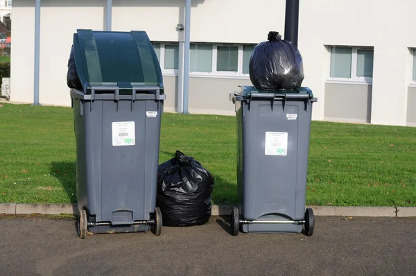Garbage bins with