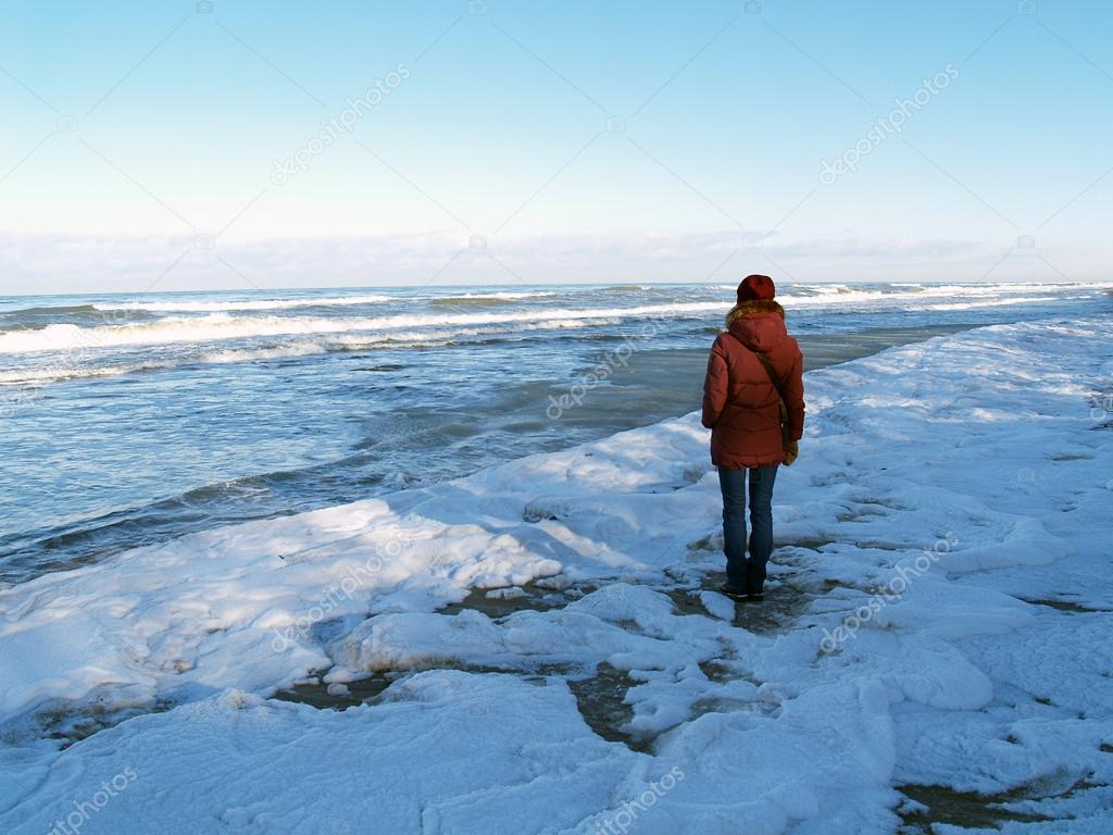 Девушка на море зимой фото Девушка на море зимой фото