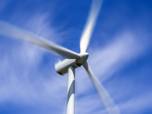Wind turbine spinning blades