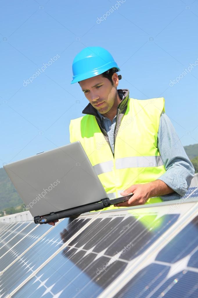 engineer+checking+photovoltaic