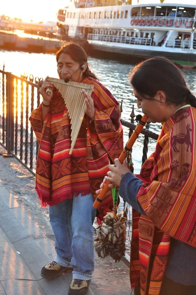 美洲印第安人街头音乐家在卡第魁,伊斯坦布尔