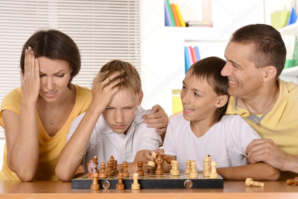 Znalezione obrazy dla zapytania szachy rodzina