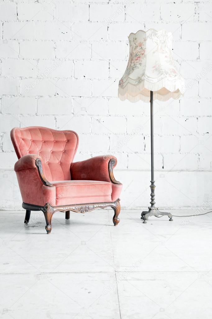 Sofa mit schreibtisch lampe im zimmer (vintage) — stockfoto ...