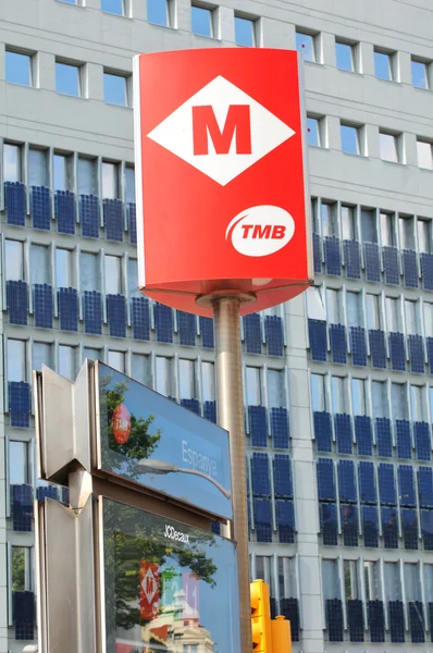 巴塞罗那地铁标志 - 图库社论照片 lucianmilasa