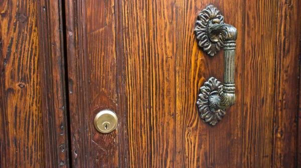 Closeup antique handle on the wooden door