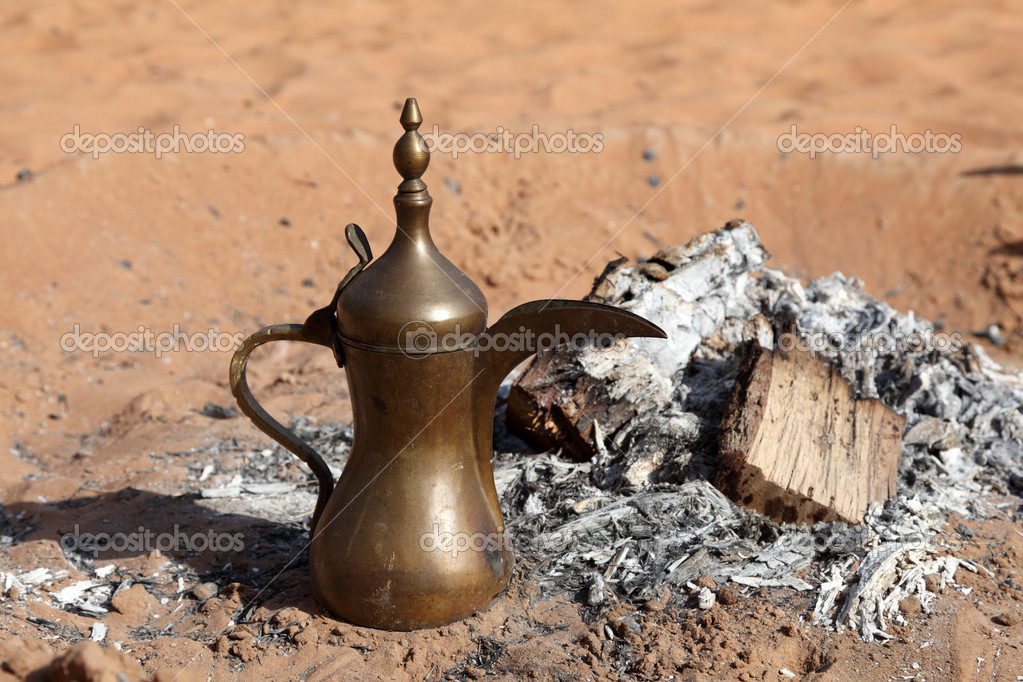 Traditionelle arabische kaffeekanne im beduinen camp in der wüste ...