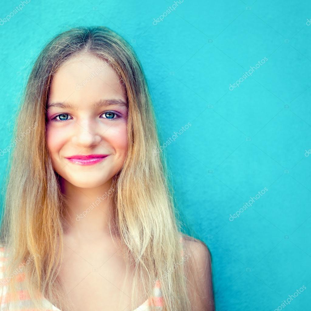 Mavi duvar, şirin genç kız portresi — Fotoğraf sahibi Porechenskaya - depositphotos_26994403-Portrait-of-cute-teen-girl-in-blue-wall