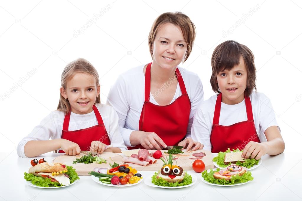 Mujer y niños haciendo criatura creativa comida bocadillos — fotos ...