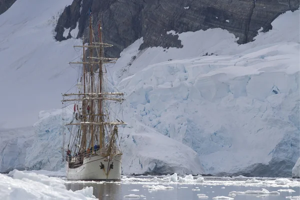 Tourist sailing ship on a background of mountains and glaciers o