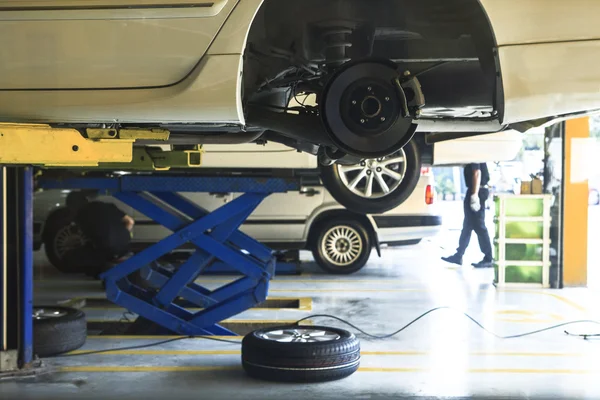Car wheel suspension and brake system maintenance in auto serv