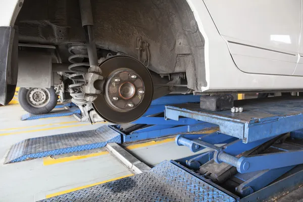 Maintenance of sedan car suspension shock absorber and brake cal