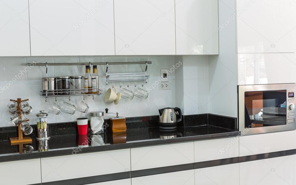 Keuken kasten met koffiecorner in moderne huis woonkamer ...