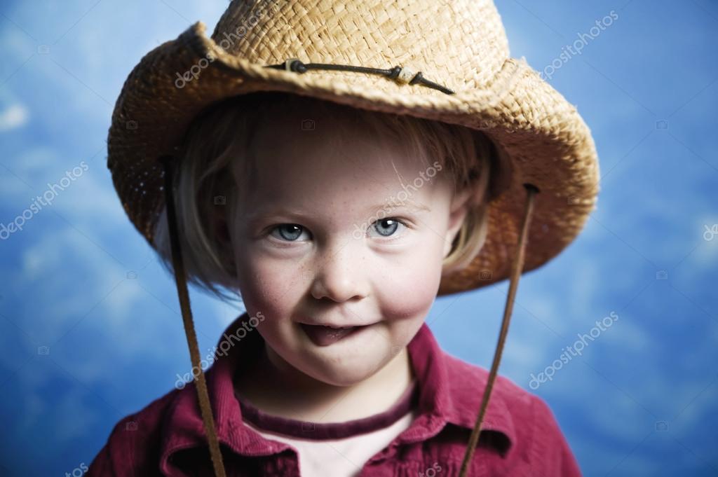 Onun dilini çıkarmış bir kovboy şapkası giyiyor mavi duvar önünde küçük kız — Fotoğraf sahibi creatista - depositphotos_39603139-Little-girl-in-front-of-blue-wall-with-a-cowboy-hat