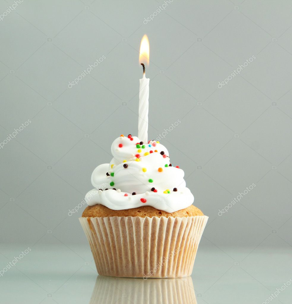 Lecker Geburtstag Cupcake mit Kerze, auf grauem Hintergrund — Stockfoto