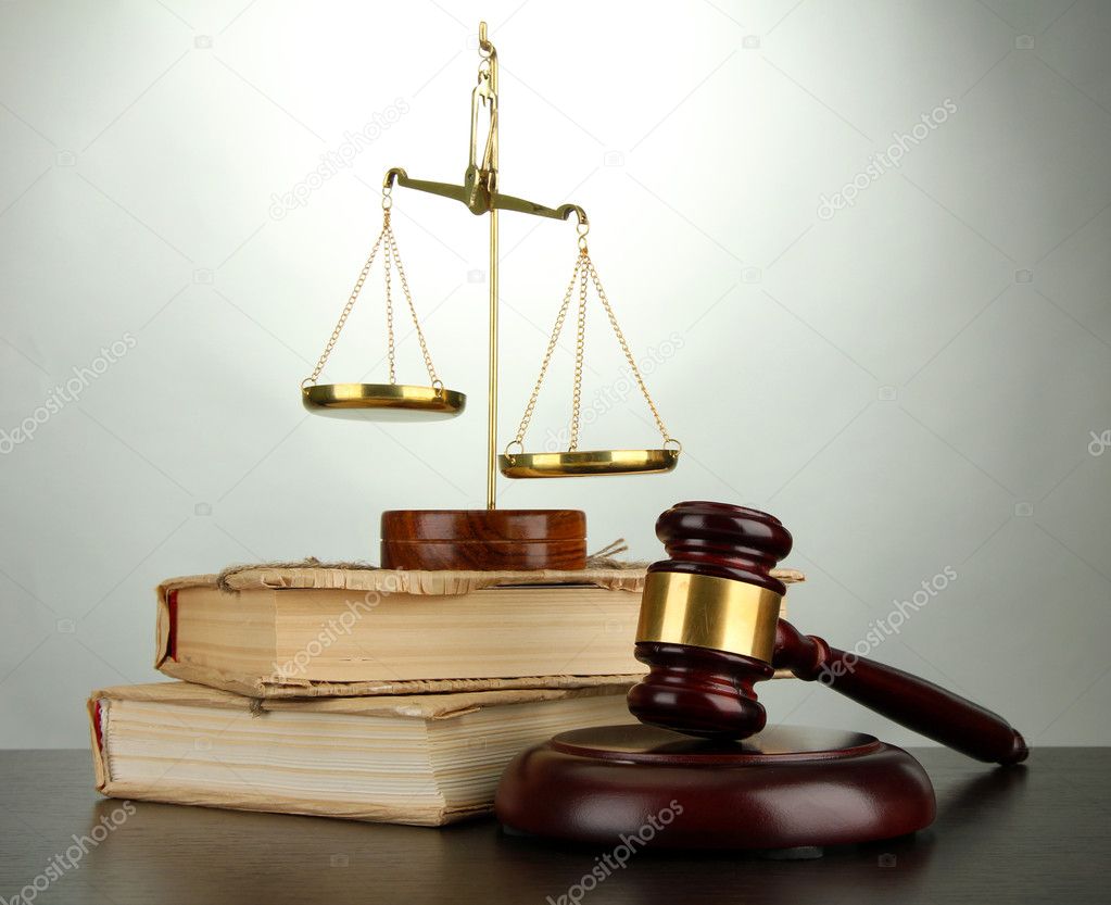 zlaté váhy spravedlnosti, kladívko a knih o šedé pozadí — Stock fotografie #17406499