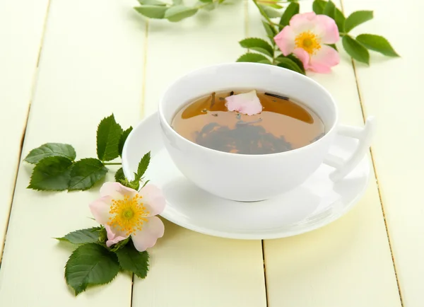杯与髋关节月季花图库的男士上的花草茶-木桌短发头发白色图片