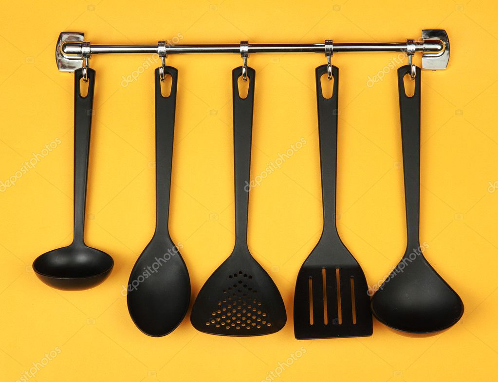 Ustensiles de cuisine noir sur argent %, sur fond jaune ...