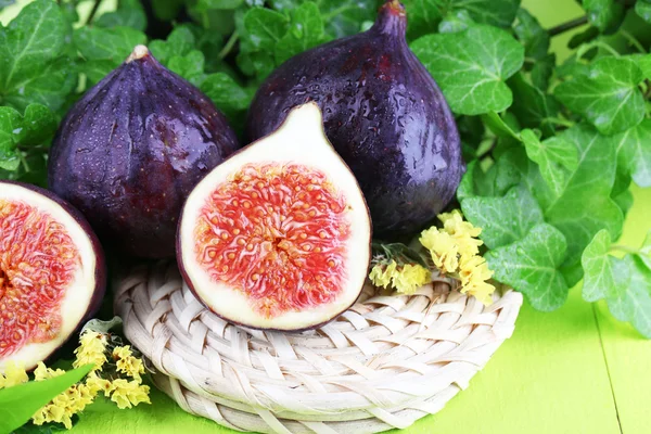 成熟无花果叶片上木表特写 - 图库照片belchon