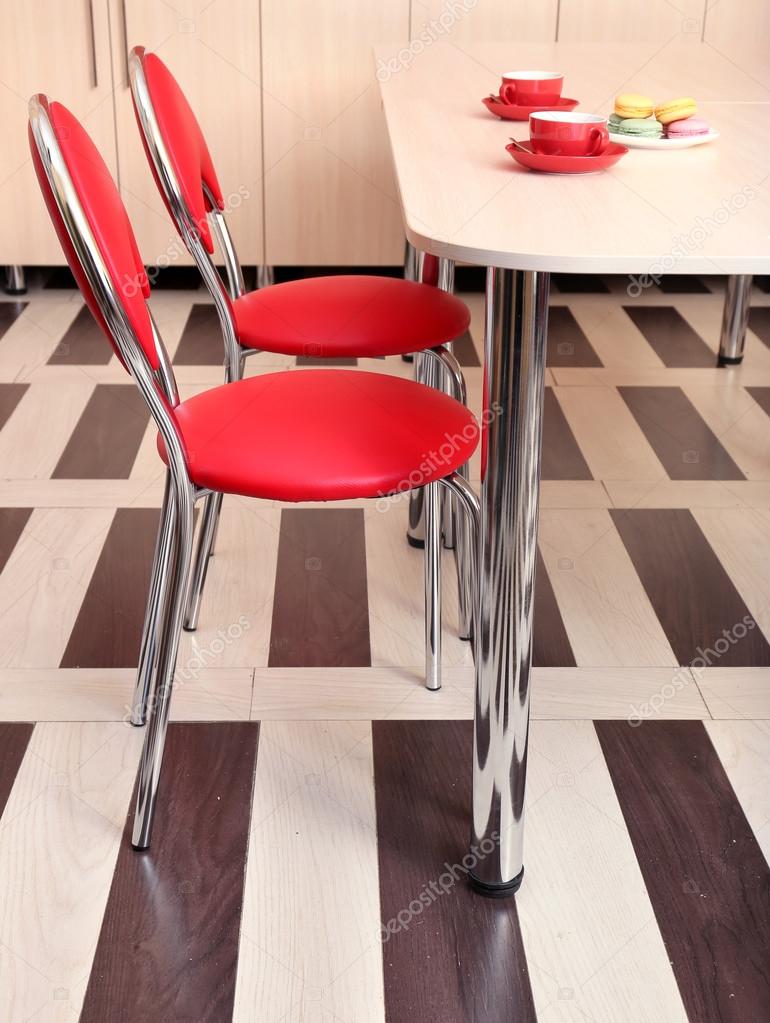 Moderni sedie rosse vicino tavolo in cucina — foto stock ...