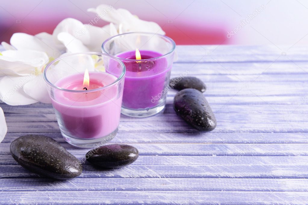 Couleur Bois Et Spa : spa et de fleur d’orchid?e, sur la table en bois de couleur, sur fond Couleur Bois Et Spa : spa et de fleur d’orchid?e, sur la table en bois de couleur, sur fond