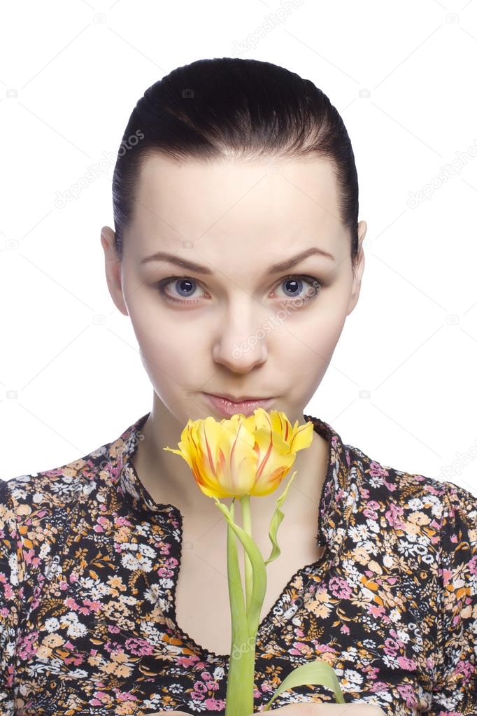 Mulher jovem e atraente cheirar uma tulipa amarela sobre fundo branco — Fotos por RomanovaTatjana - depositphotos_36733549-Woman-sniff-a-yellow-tulip