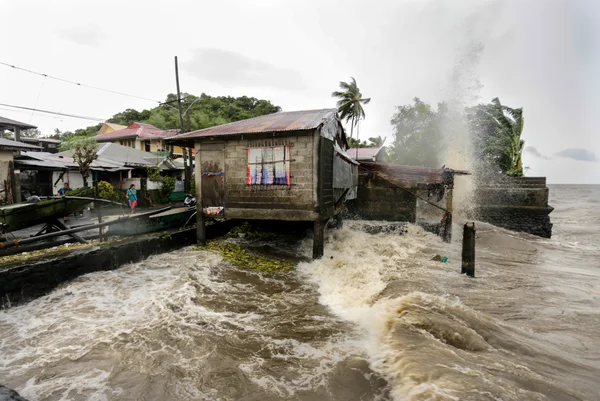 Hurricane Haiyan hits the Philippines