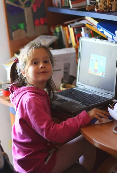 Young child learn to use the computer