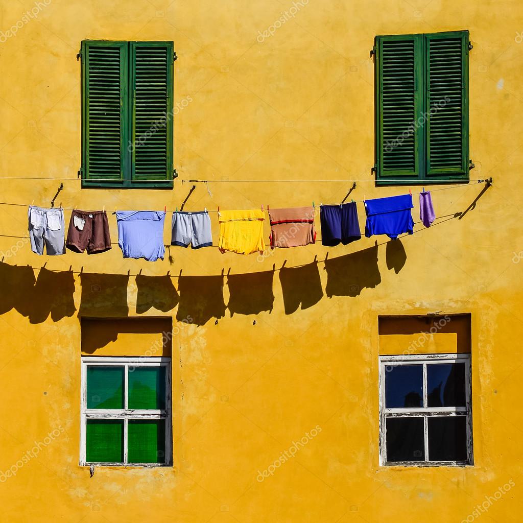 Dettaglio delle pareti colorate casa gialla, finestre e vestiti ...