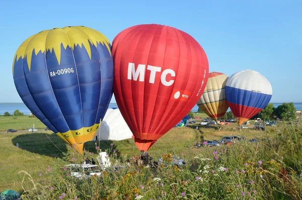 The annual Festival of ballooning the golden ring of Russia in pereslavl-Zalessky. Preparation of balloon to flight