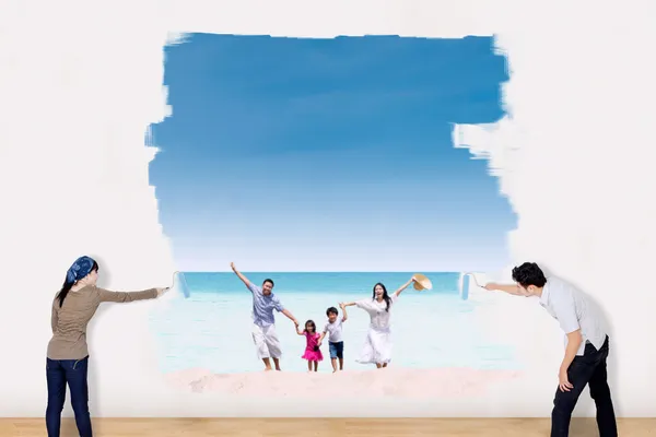 Couple painting family vacation at beach