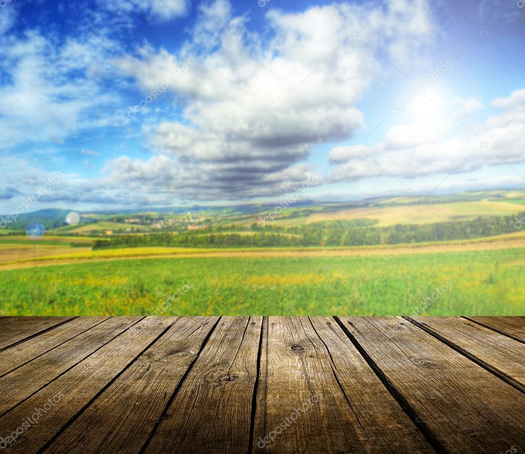Mesa de vacío deck de madera con paisaje de verano — Foto de stock