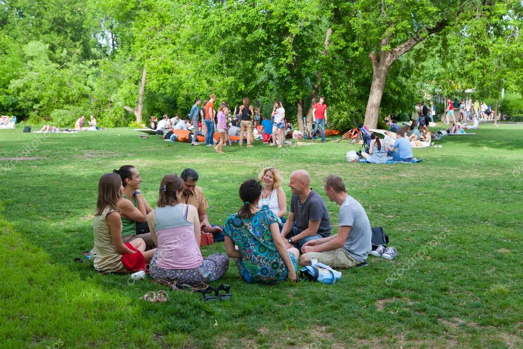 Résultat de recherche d'images pour "gente hablando en un parque"