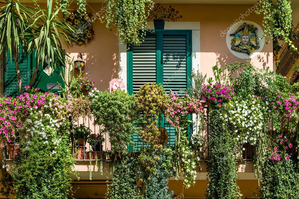 "traditional italian house decorated by flowers" стоковая фо.