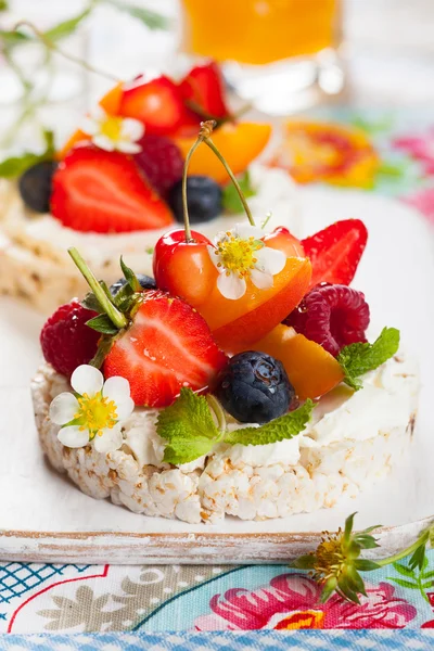 Rice cakes with berries