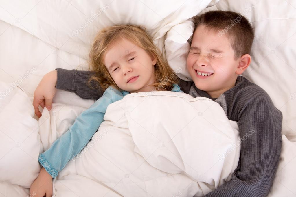 Zwei süÃe kleine kinder schlafen im bett — stockfoto © oocoskun ... Bett für zwei kleinkinder