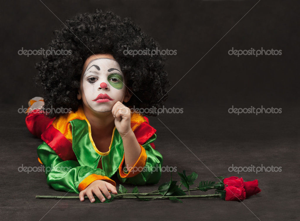 Petit garçon, maquillage du clown avec roses \u2014 Image de glenkar