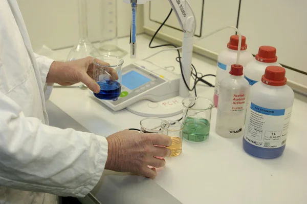 Apparatus on a lab bench in a laboratory